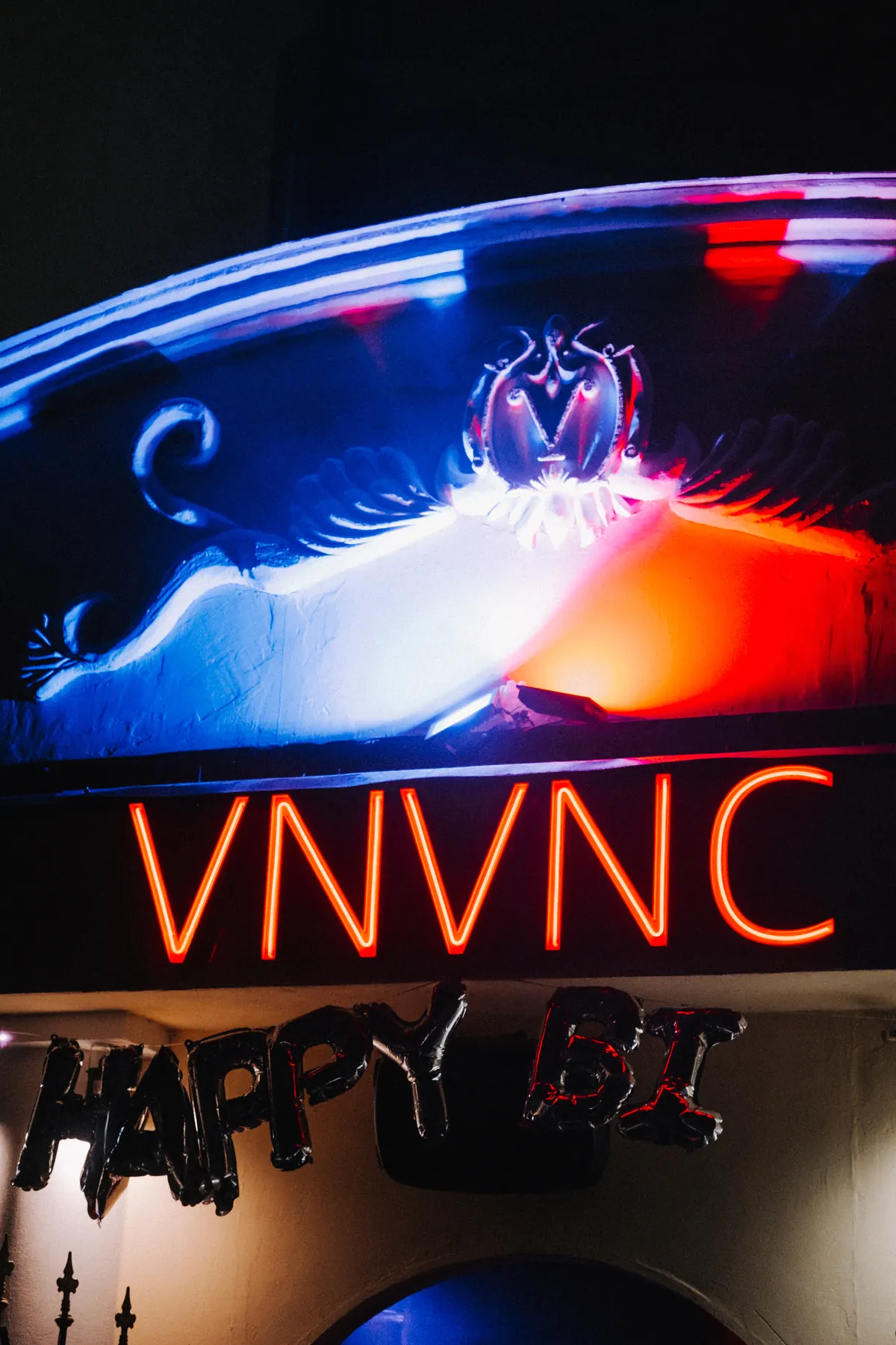 Неоновая вывеска VNVNC